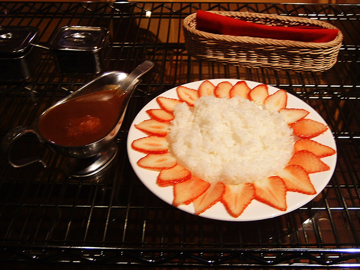 イチゴだらけのイチゴカレーを食べてみた！ 予想に反してウマイ！