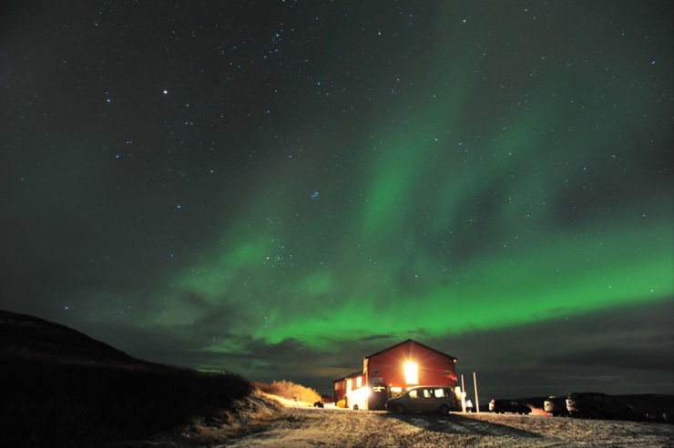 お風呂に入りながらフィヨルドやオーロラを楽しめる絶景ホテル！ アイスランド「Hotel Glymur」