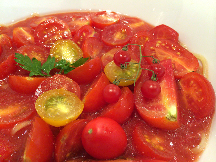 6種類以上のトマトを使用した冷製ラーメンが革命的うまさ / ドゥエ イタリアン
