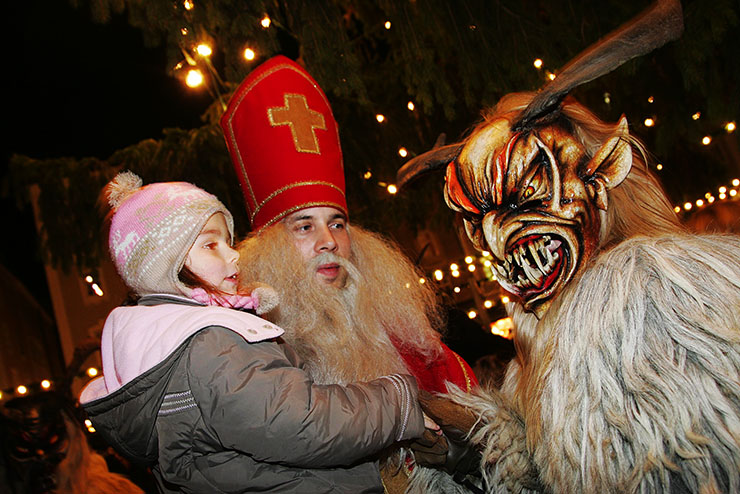 ヨーロッパ版なまはげ祭り『クランプス』が怖い！ 悪い子供と女性に罰を与える悪魔