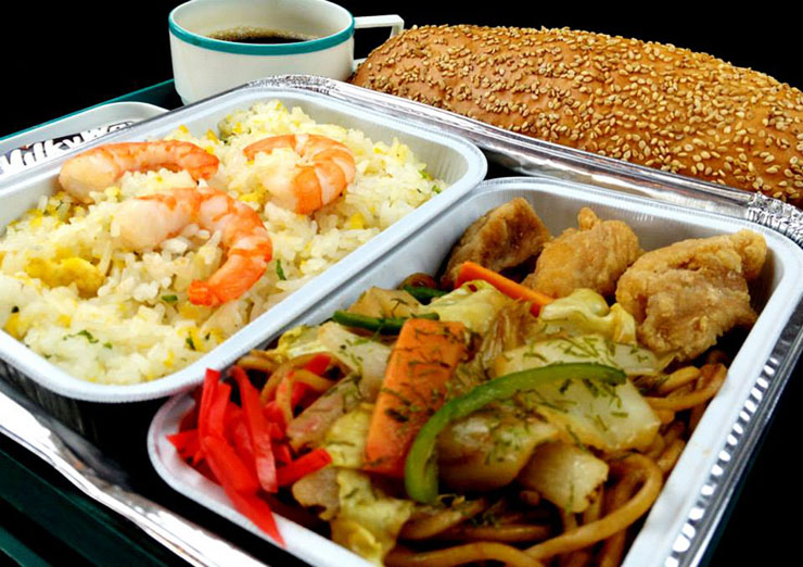 ガルーダ・インドネシア航空がデカ盛り機内食を提供していた件！ チャーハンとヤキソバと唐揚げ