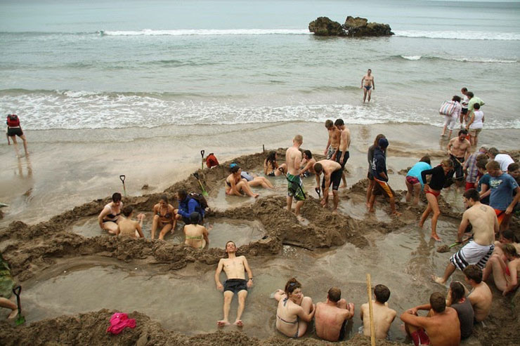砂浜から温泉がわいているニュージーランドの温泉ビーチに行ってみよう！