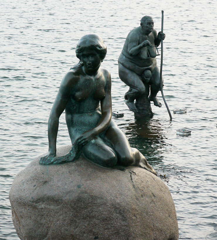 人魚姫の像の横にいる「変な二人組みの像」の謎が判明