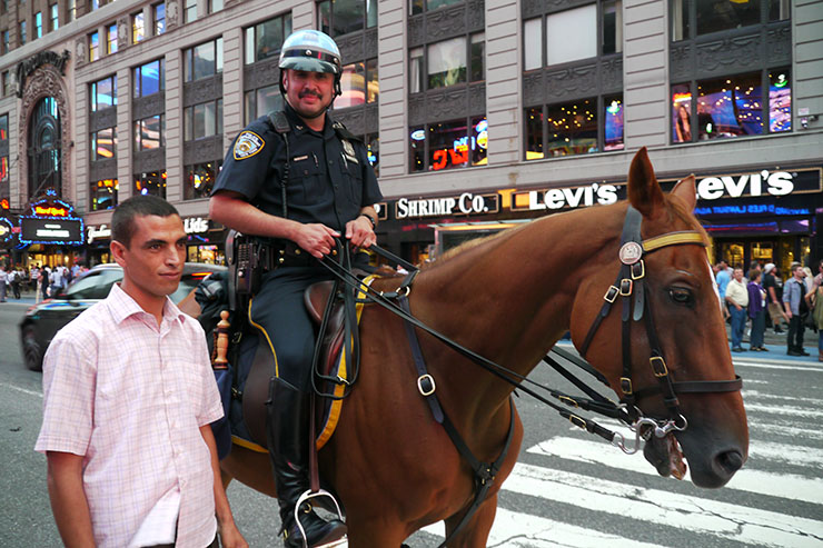 ニューヨークの警察官は笑顔で記念撮影に応じてくれる