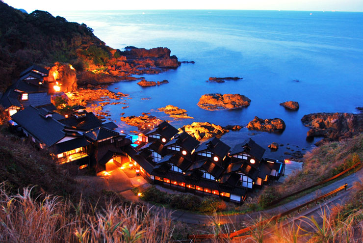 絶景なランプの宿に行ってみよう！ランプの光によって彩られた海岸と宿