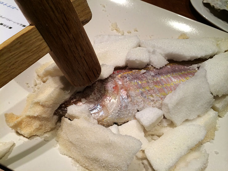 鮮魚の塩釜焼きが楽しくて美味しい不思議な居酒屋 / 貝殻荘