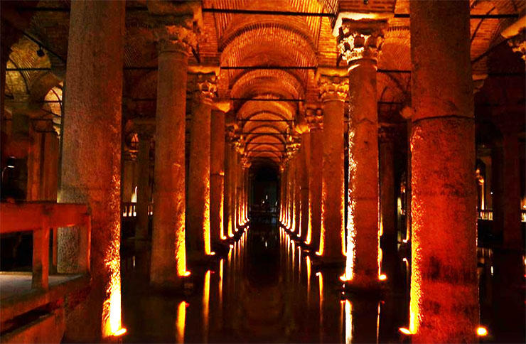 魔法の世界に迷い込んだかのような「トルコの地下宮殿」が絶景 / 魚も棲む巨大貯水槽