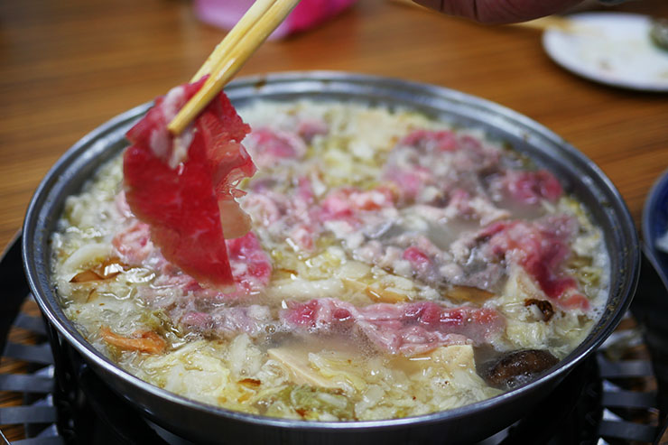 【秘境メシ！】台湾に行ったら一度は食べておきたい酸っぱい鍋料理『酸菜白肉鍋』が絶品