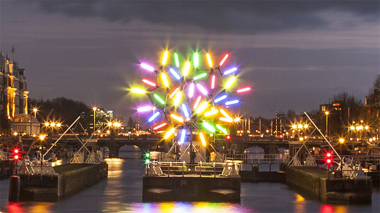 オランダのクリスマスは『アムステルダムライトフェスティバル』で幻想的な夜を