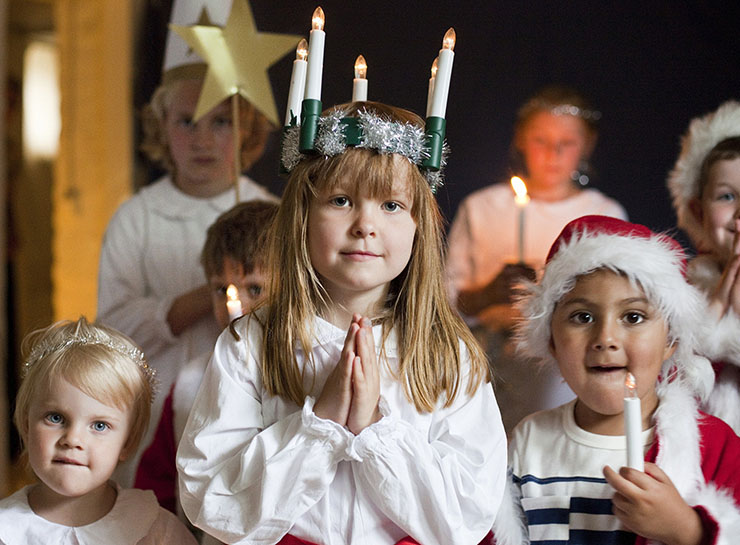 聖女ルシアに祈りをささげるクリスマス前の神秘的イベント / スウェーデン