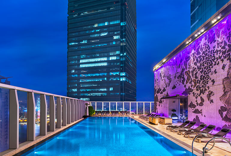 地上76階の絶景プールがすごい！ 最先端の香港『Wホテル』に泊まるべき7つの理由