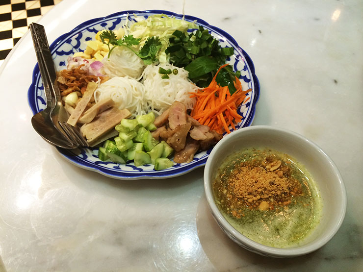 生野菜と麺を混ぜて食べる「サラダ麺」がバンコクで女子に大人気