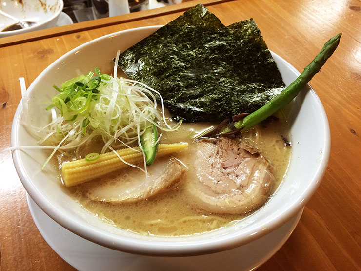 替玉をそのまま食べるのが流儀！ グルメ通が絶賛する無化調ラーメン屋 / ろく月