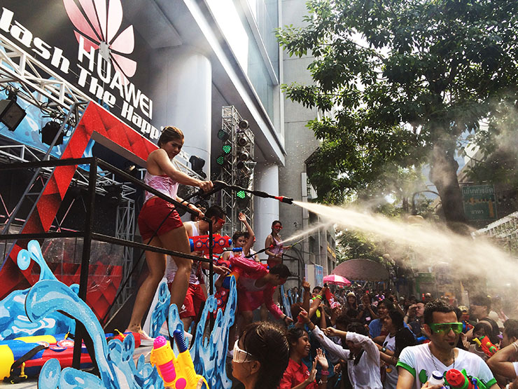 タイの正月ソンクラーン開始！ 大晦日からフライングで水かけ祭り