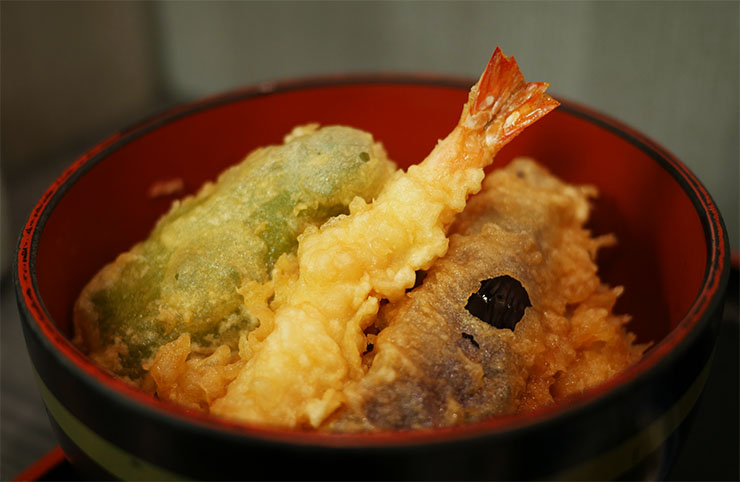 ファストフード感覚で食べられる高級天ぷら店の味 / 新宿つな八 イートインカウンター