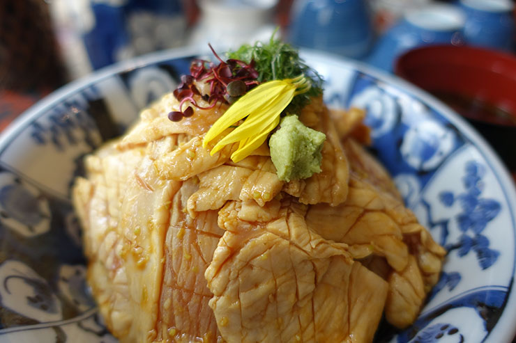 鳥肉のミルフィーユ、下町で食べるここだけの鳥わさ丼。