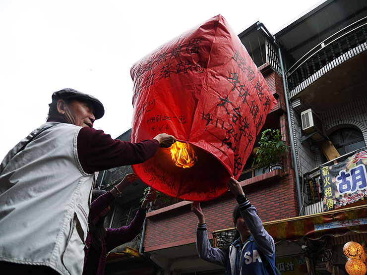 願い事を書いて大空に紙風船を飛ばすファンタジーの街 / 台湾の十分老街