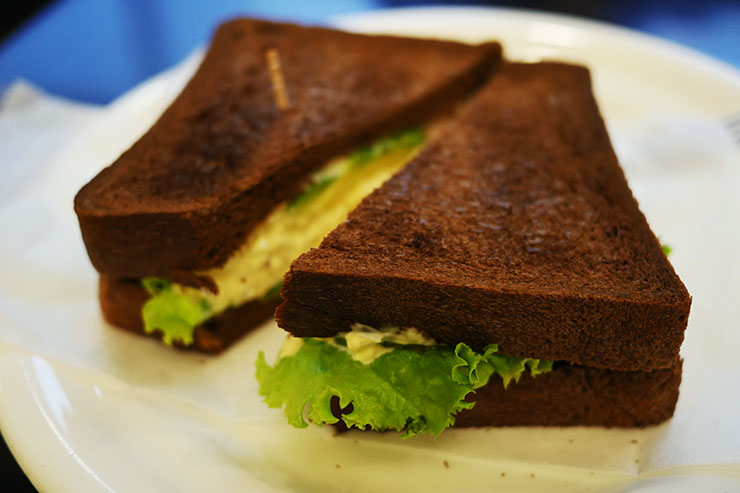 【勝三太郎の神カツサンド旅】世にも珍しい黒パンの濃厚サンドイッチが名物 / Coffee＆Tea BBB