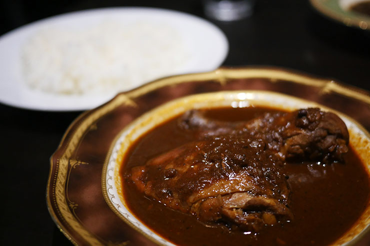 ここでしか食べられないチキンカレーの奇跡 / マリーアイランガニー