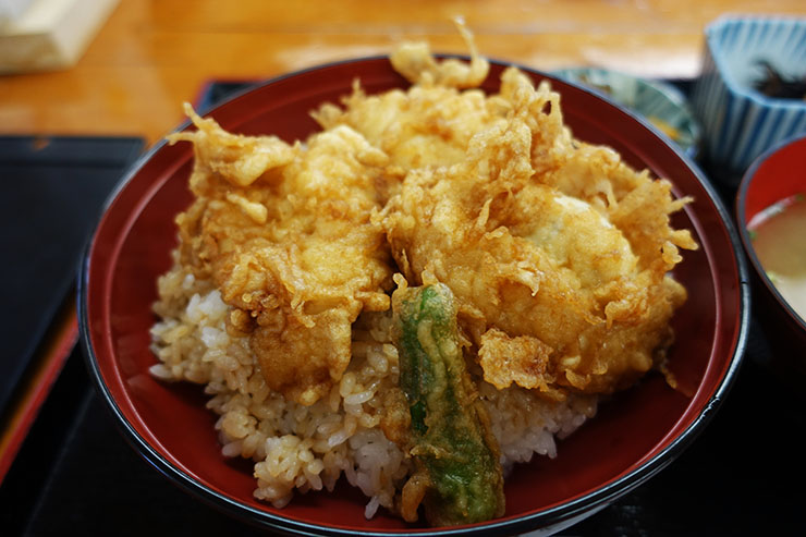 地元民と魚河岸の人しか知らない「ふぐ天丼」に感動する / 天竹