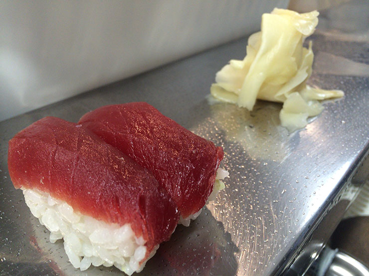 蛇口で手を洗う立ち食い寿司『柳橋美家古鮨』のマグロにぎり / 創業から約200年の歴史あり