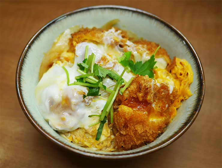 極めて珍しい「ふぐカツ丼」を築地市場の老舗で堪能する / 小田保