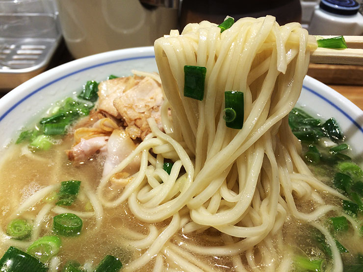 タイ人でもちょっと躊躇するタイ料理 / 生きたエビのサラダ「ヤムクンテン」