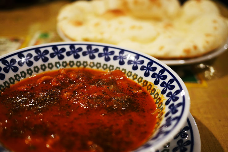 強烈な酸味と辛味が体験できるトマトチキンカレー / インド料理店『ガラムマサラ』