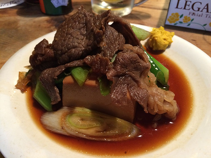 国際的に牛煮込みが絶賛されている居酒屋・岸田屋 / 実は肉豆腐が常連に大絶賛