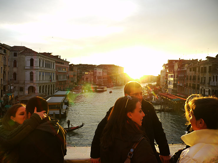 ヴェネチアの橋の上で「日没とともにキスをした二人」は永遠に結ばれる