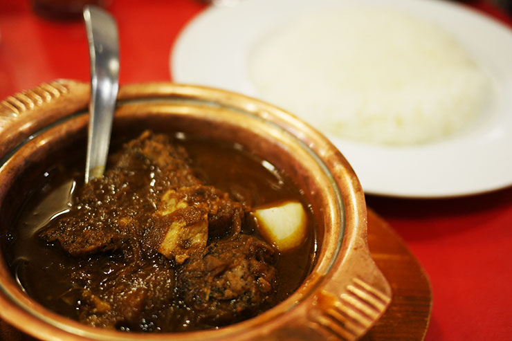ジワジワと感じる苦味と「濃厚牛肉」がたまらないビーフ角切りカレー / ベンガル
