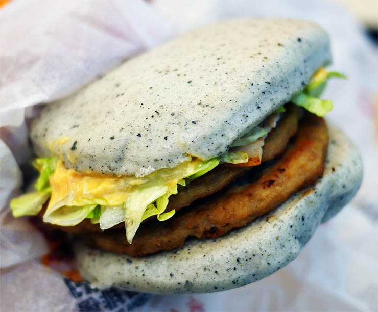 マクドナルドの限定ハンバーガー / 石のように灰色なハンバーガーが美味しい