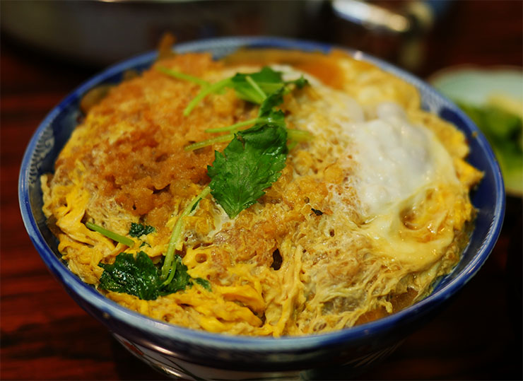 かつ丼が名物の大衆居酒屋に大行列 / 丸千葉