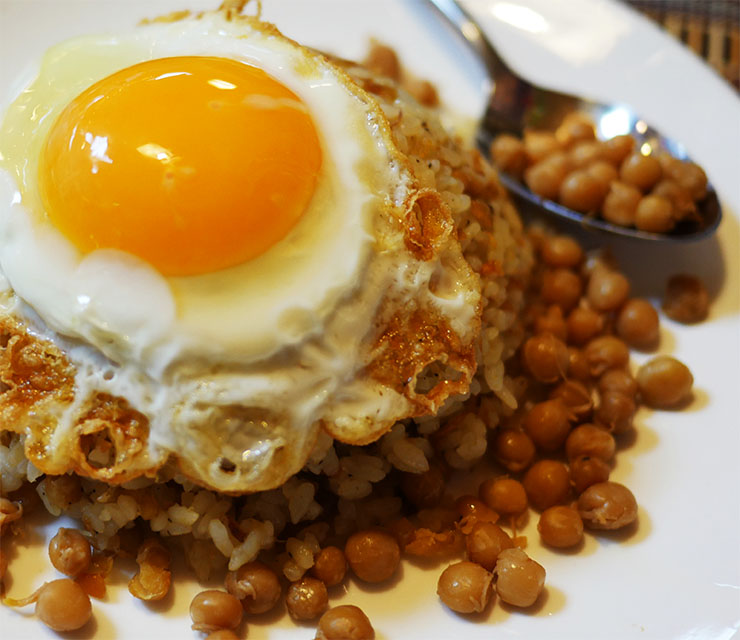 ミャンマーレストランでひよこ豆のチャーハンを / ゴールデンバガン