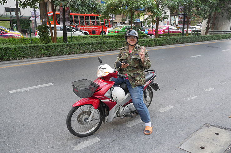 【必見】タイ旅行で体験したバイク版「UBER」(ウーバー)が本気で便利すぎる件 / バイクタクシーより激安で安心