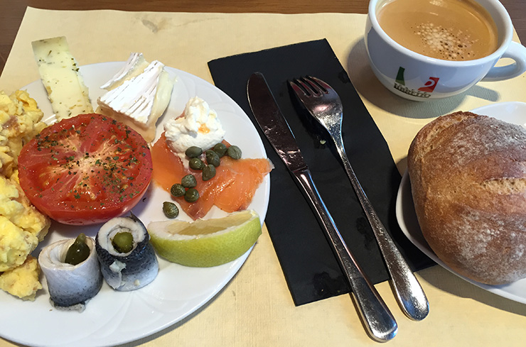 【食べて検証】スイスの四つ星ホテル「Helmhaus」の朝食は美味しいのか？
