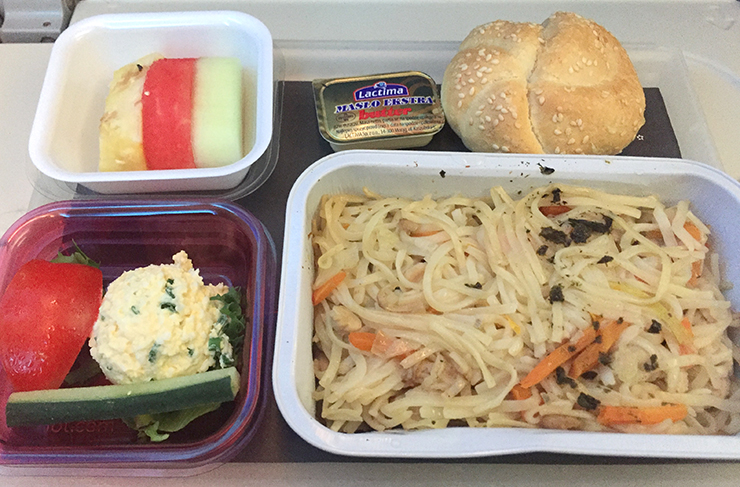 【世界の機内食】LOTポーランド航空の機内食が何度食べても美味しい件 / クリームチーズクレープが絶品