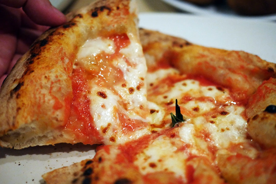 真のナポリピッツァ協会が認めたタイ・バンコクのピザ店「Peppina」で個性的なマルゲリータを食べる