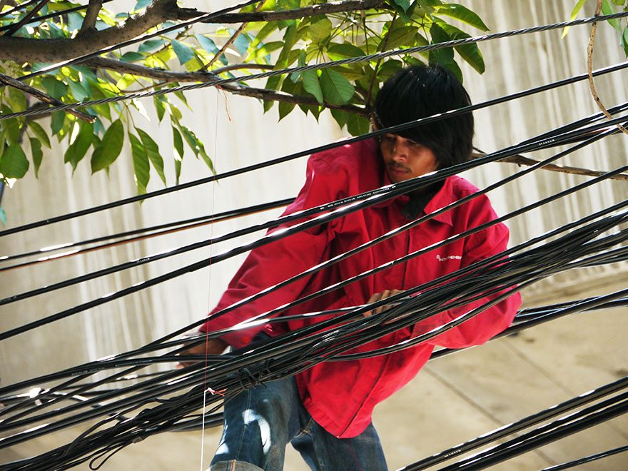 タイの電気屋は普段着で電柱に登って電線にぶら下がりますが絶対に真似しないでくださいね