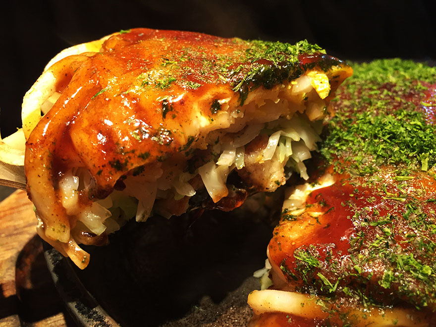 広島のお好み焼きを東京で食べるなら「もみじ屋」だろう / 肉玉イカ天うどん