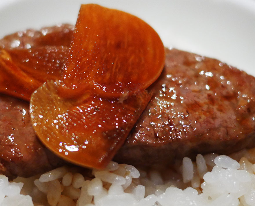 溶かしバターに浸した極上牛肉シャトーブリアンをご飯に乗せて / SATOブリアン