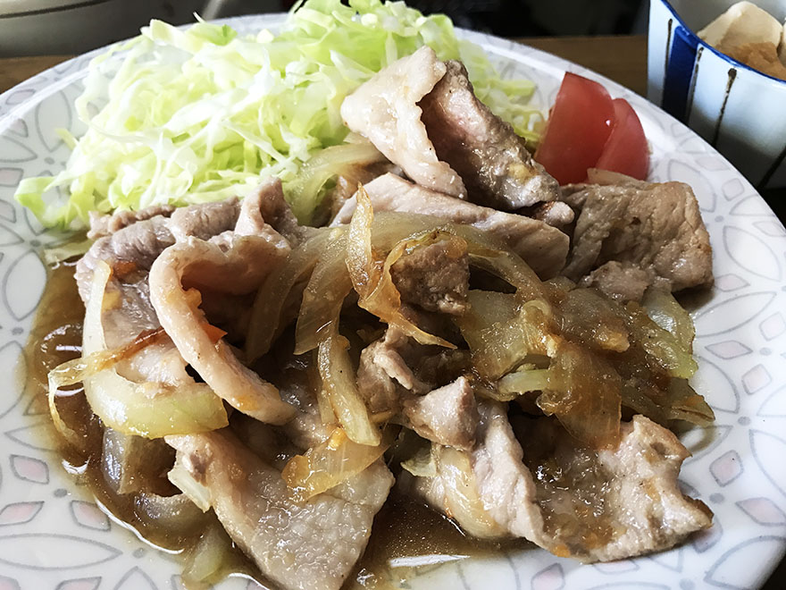 超とんかつ名人の女将さんが炒める生姜焼き定食 / 家庭料理店「英」(はなぶさ)