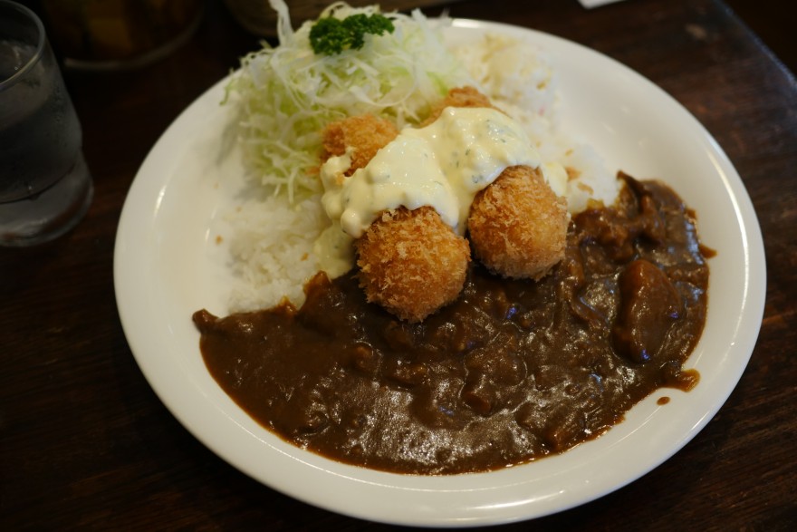 限りなくやわらかいカニクリームコロッケと濃厚カレーのハーモニー / かつれつ四ツ谷たけだ