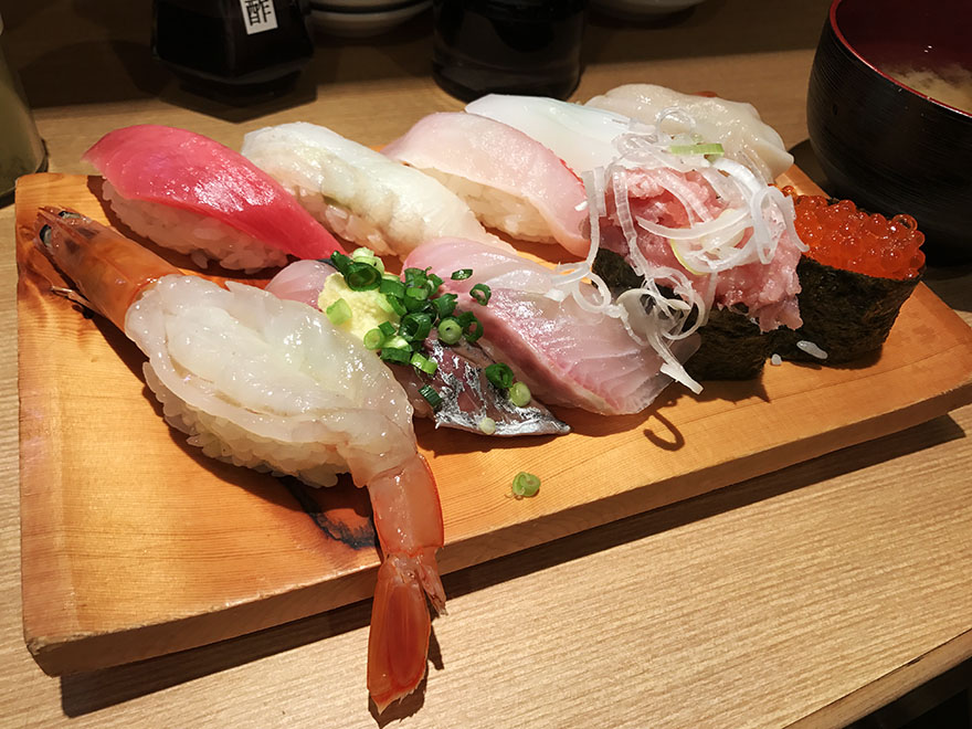 【最強の回転寿司】実際に食べて確かめた絶対に美味しい東京の回転寿司ランキングトップ5発表 / 2位 すし台所家 三軒茶屋店