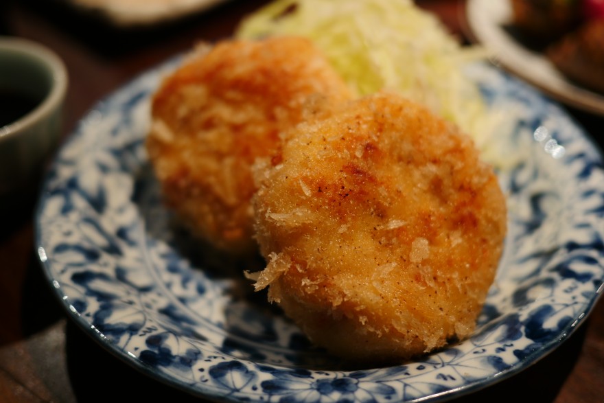 カニが絶対的な存在感を示す超人気居酒屋のカニクリームコロッケ / しんぽ