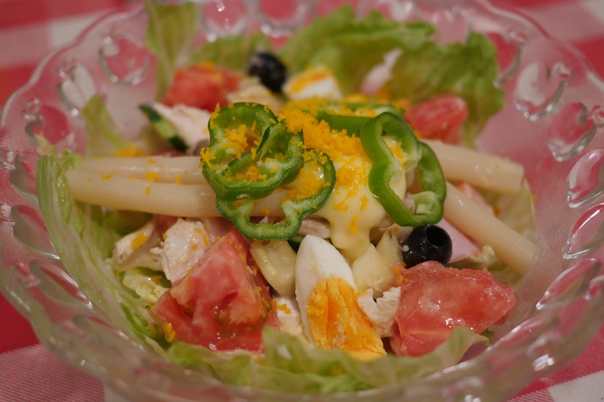 老舗洋食店「キッチン・ボン」のサラダは4300円 / 奇跡のマリアージュを楽しめる一品