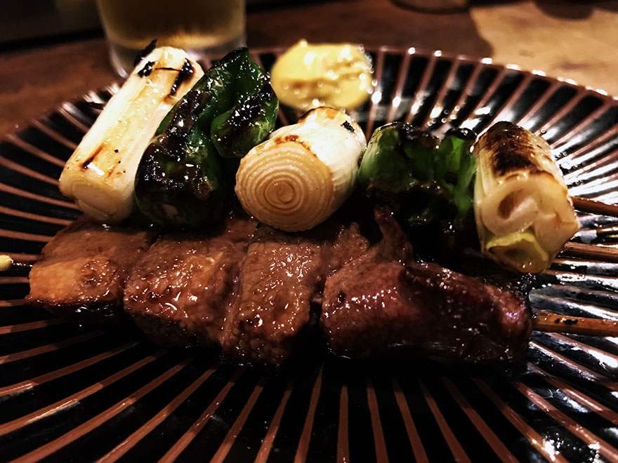 見ためも店名も焼鳥屋っぽいのに豚肉しかない焼豚屋・鳥茂 / 野菜と豚の串がさね