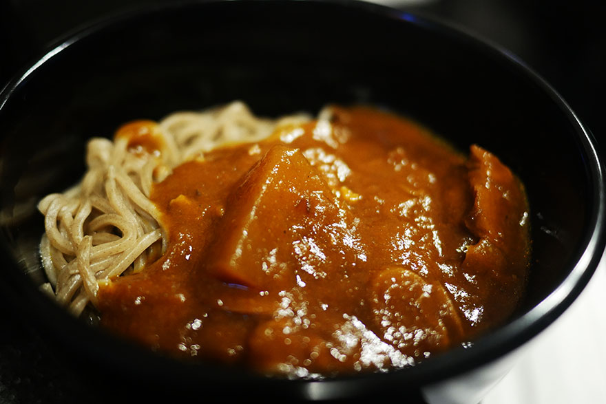 羽田空港ANAラウンジで食べられる「カレー蕎麦」が人気 / セレブはカレーライスよりこっちを注文