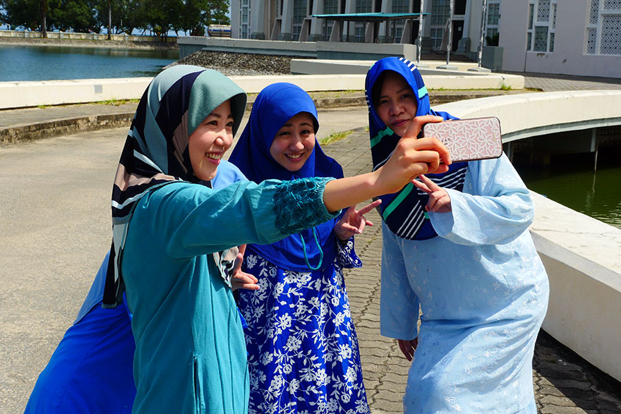 あまりにも美しいマレーシア・コタキナバルのブルーモスク / 女性は必ず着替えて記念撮影を