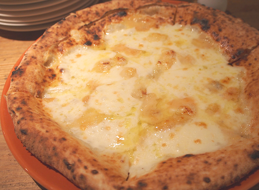 4種のチーズが濃厚に絡み合う本格派おひとりさま向けナポリピザ / Pizzeria SOL